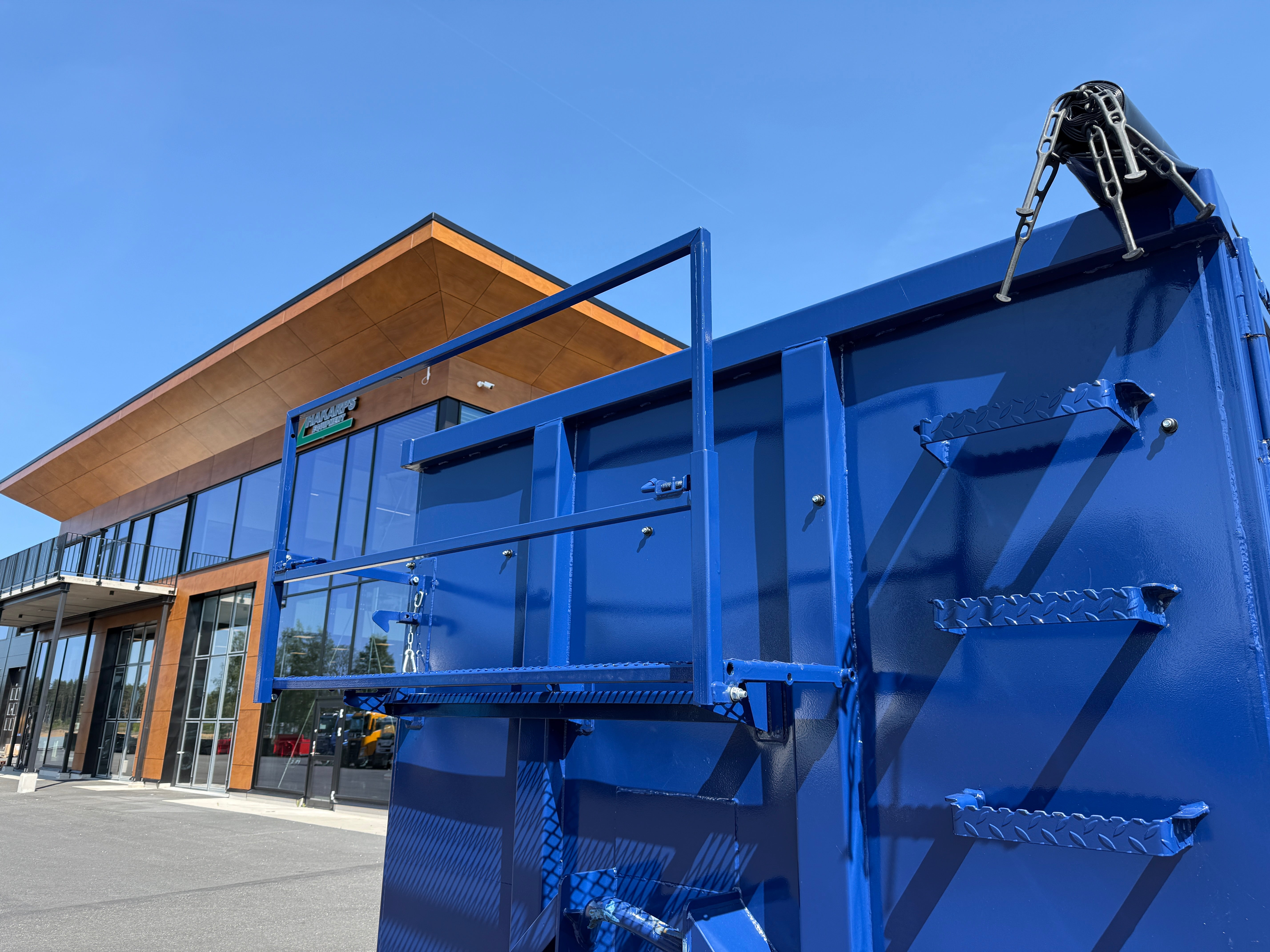 40m3 container med öppningsbar sida + kapell