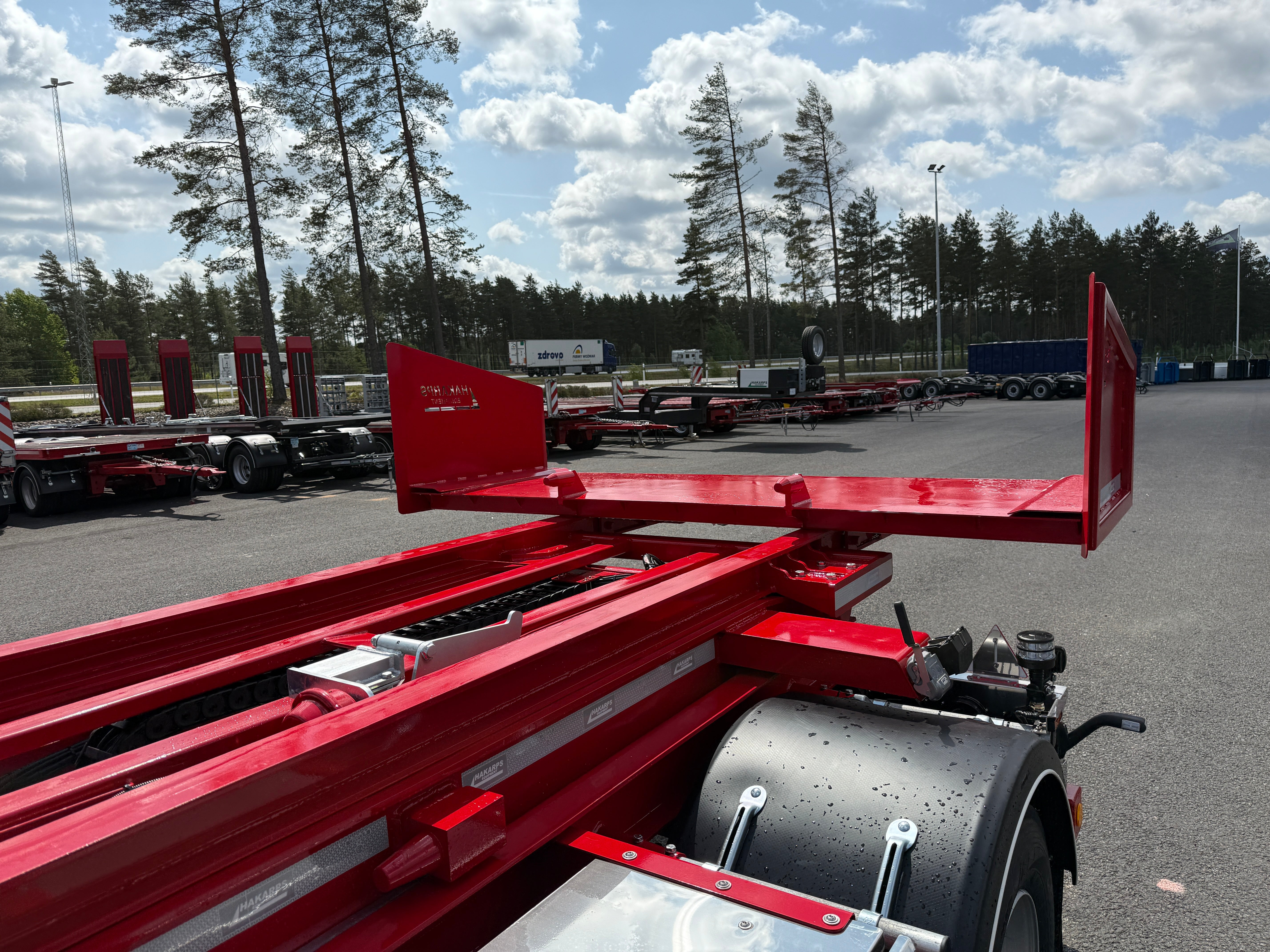 4 axlad 38 tons lastväxlarvagn med tipp, skjutbar boggie och flak
