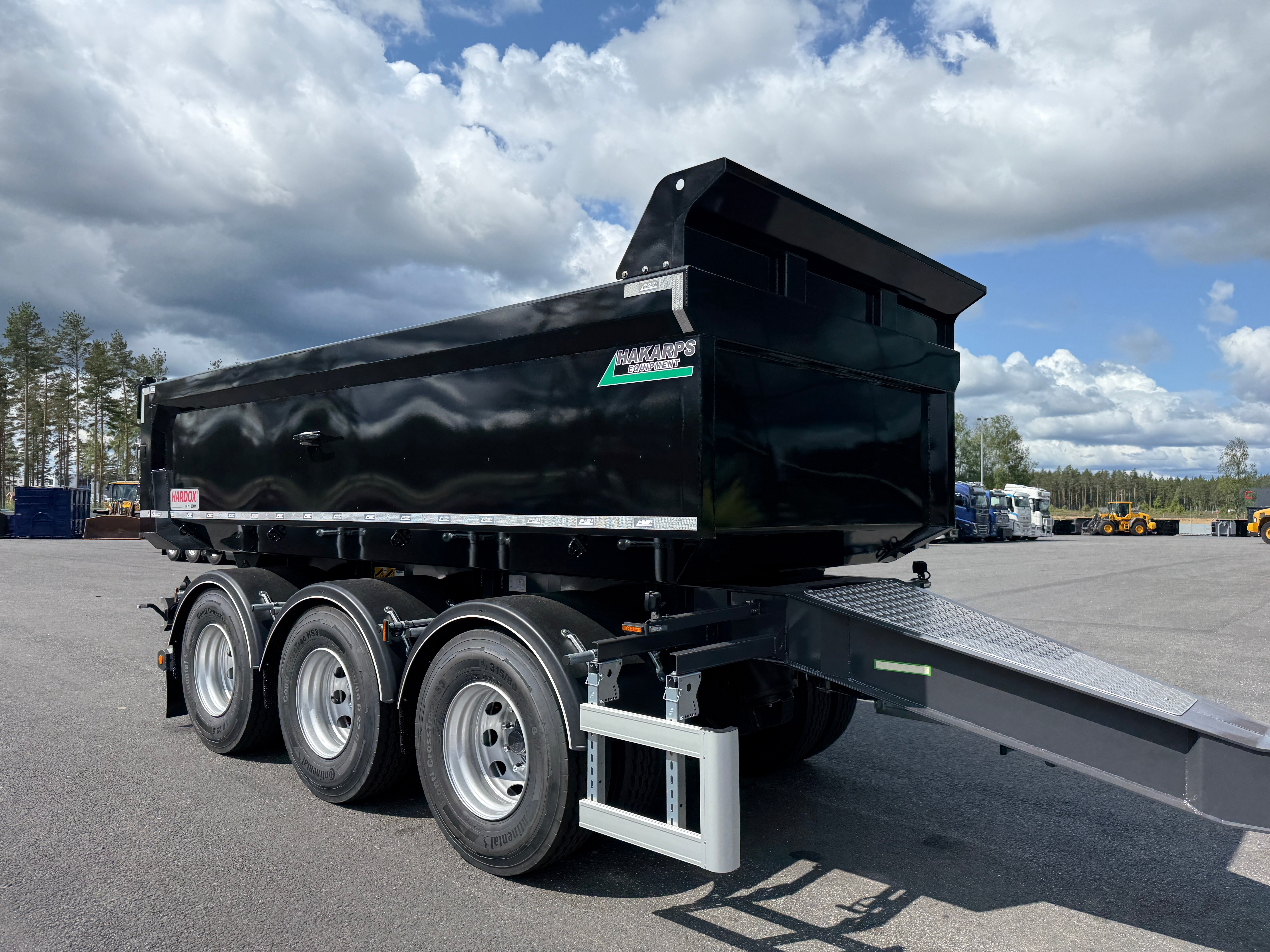3 axlad 24 tons dumperkärra med dubbelmontage kort dragstång