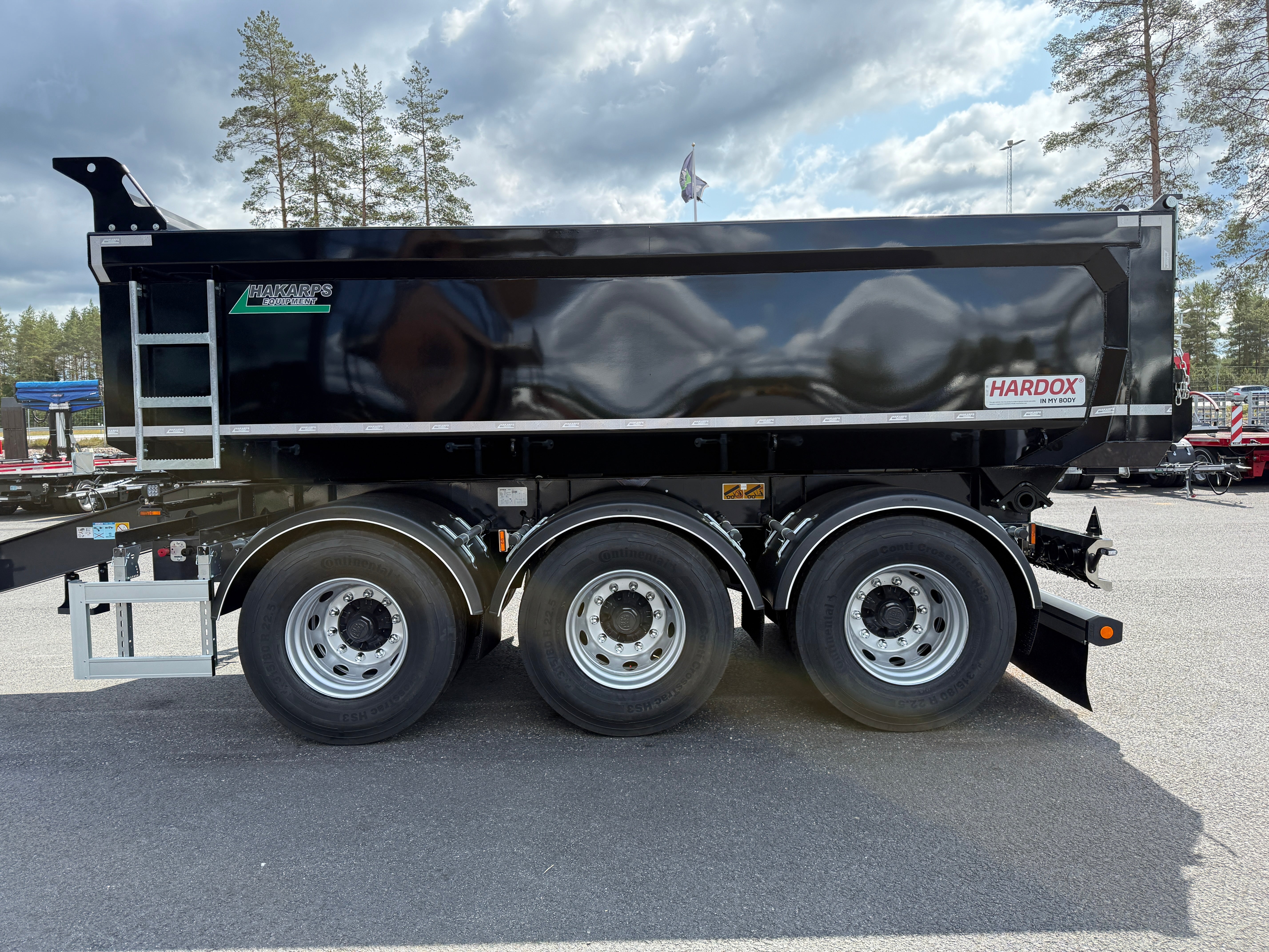 3 axlad 24 tons dumperkärra med dubbelmontage kort dragstång