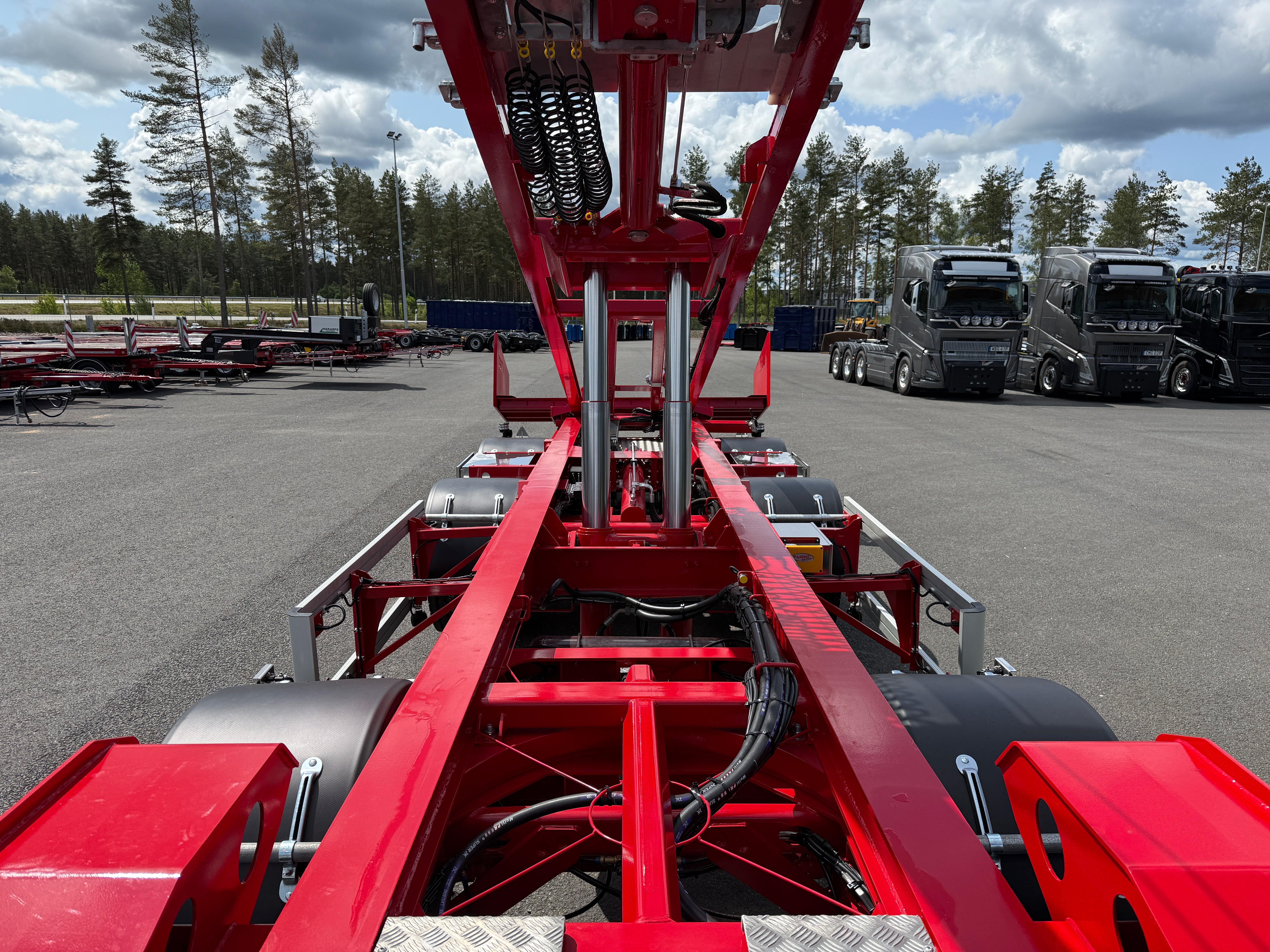 4 axlad 38 tons lastväxlarvagn med tipp, skjutbar boggie och flak