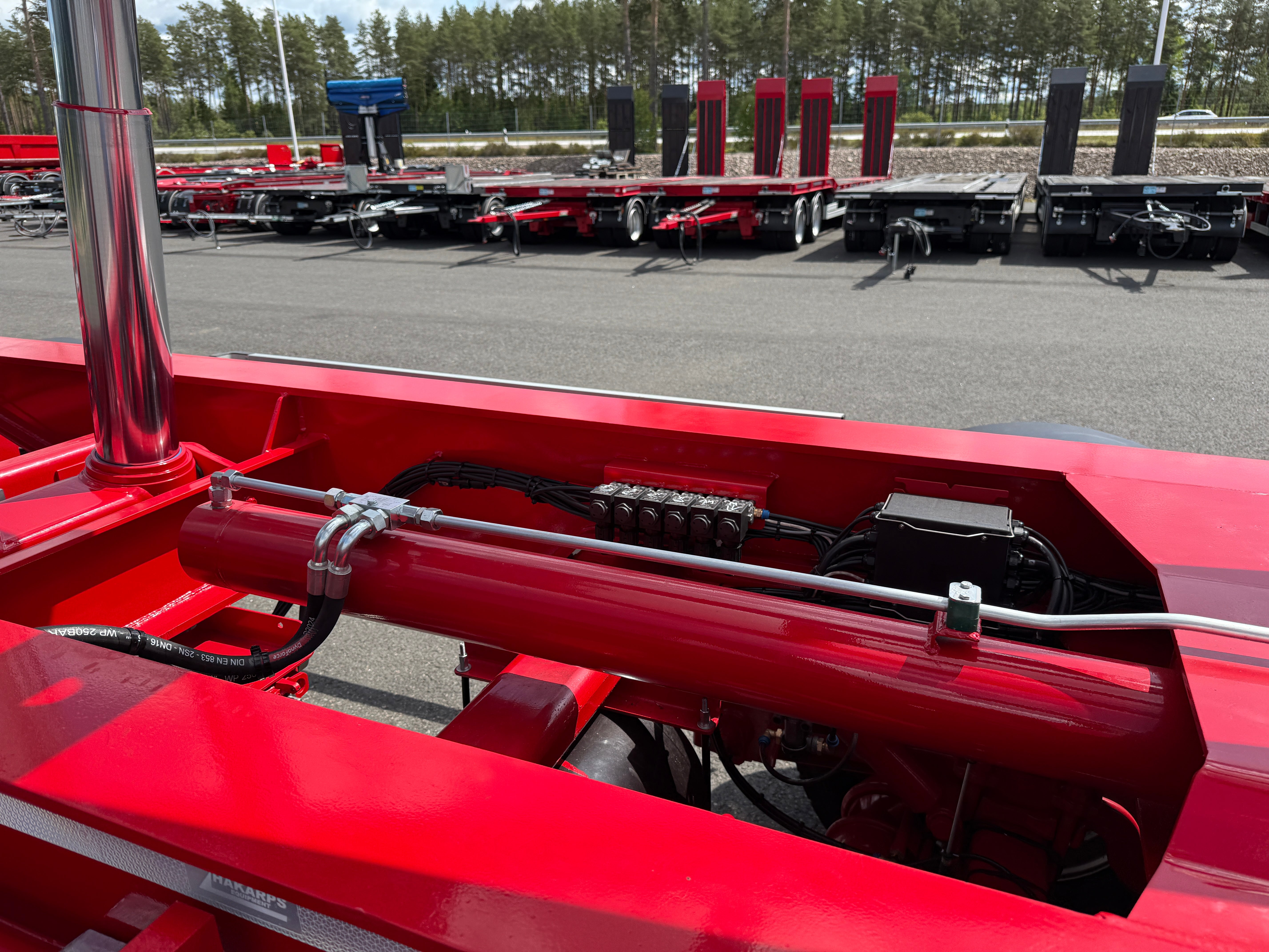 4 axlad 38 tons lastväxlarvagn med tipp, skjutbar boggie och flak