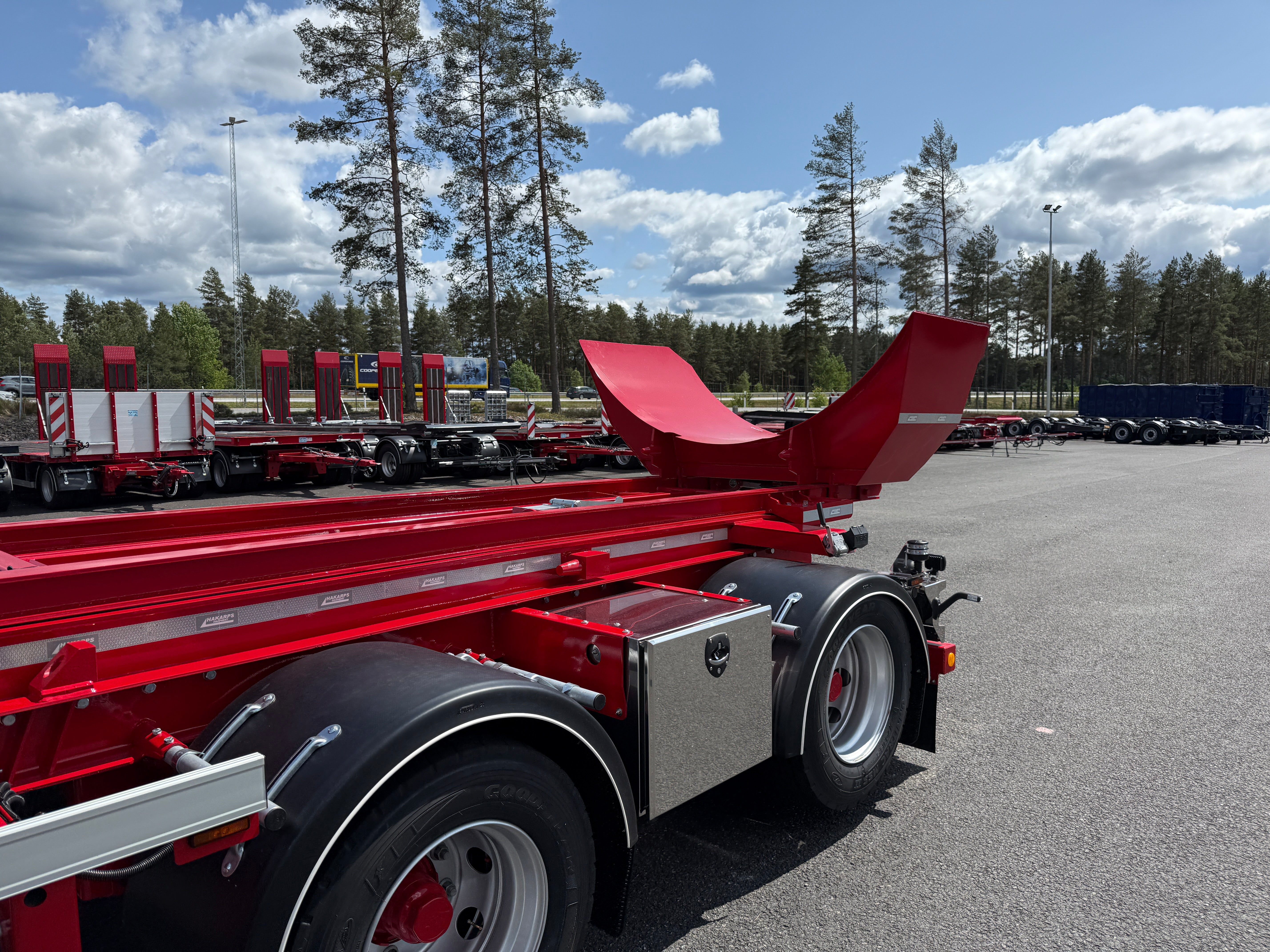 4 axlad 38 tons lastväxlarvagn med tipp, skjutbar boggie och flak
