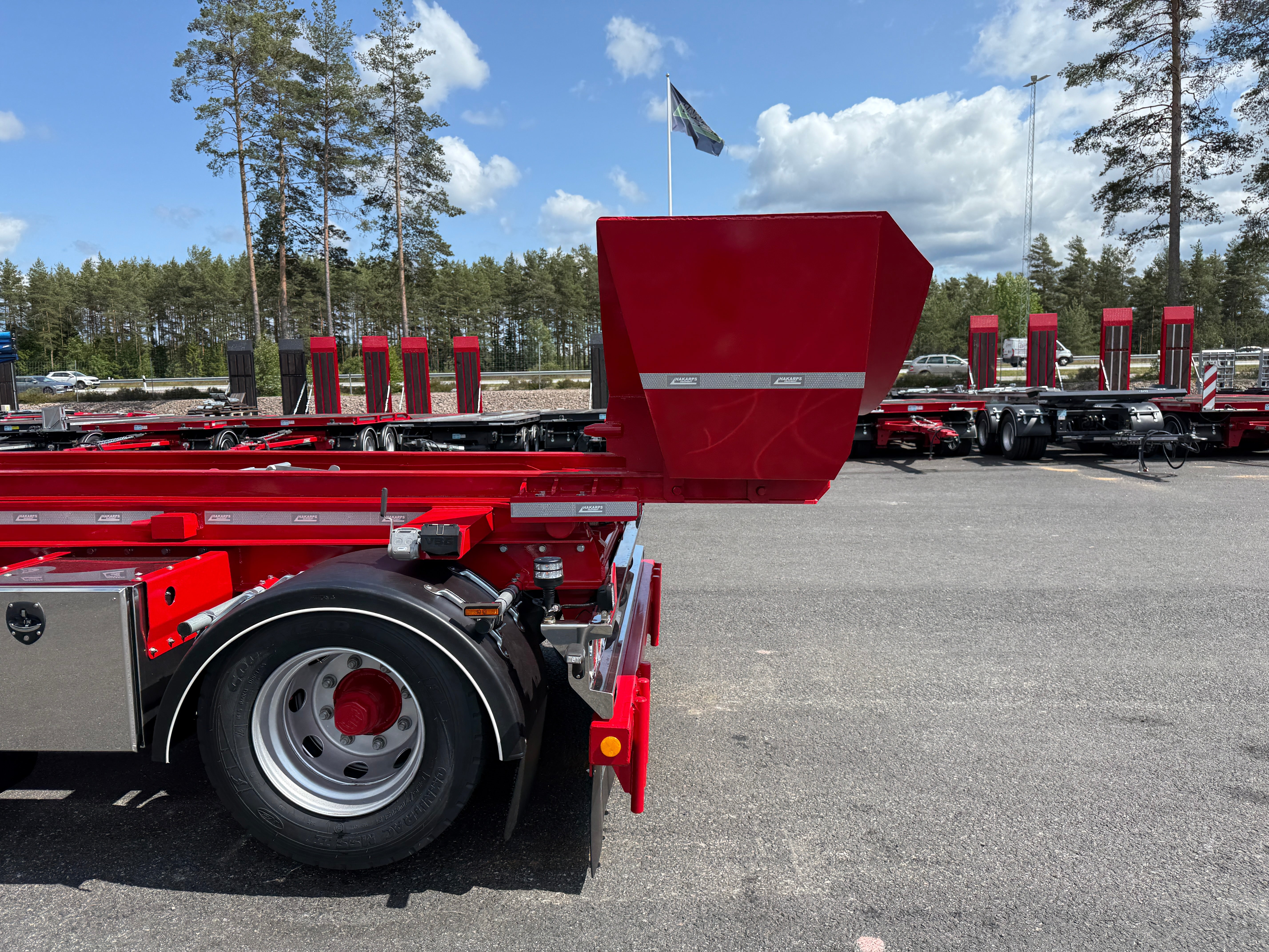 4 axlad 38 tons lastväxlarvagn med tipp, skjutbar boggie och flak