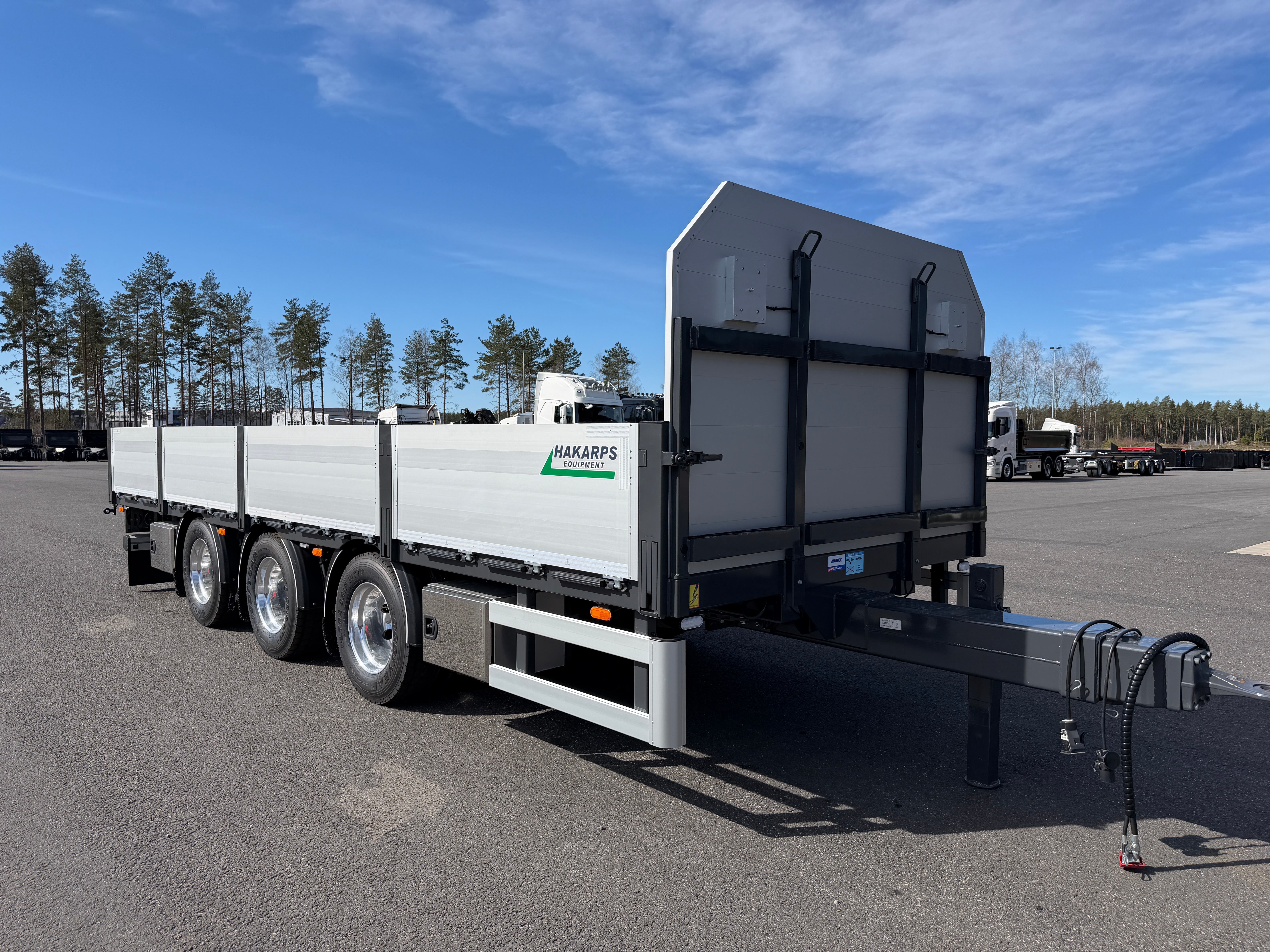 3 axlad 24 tons axlad flakkärra
