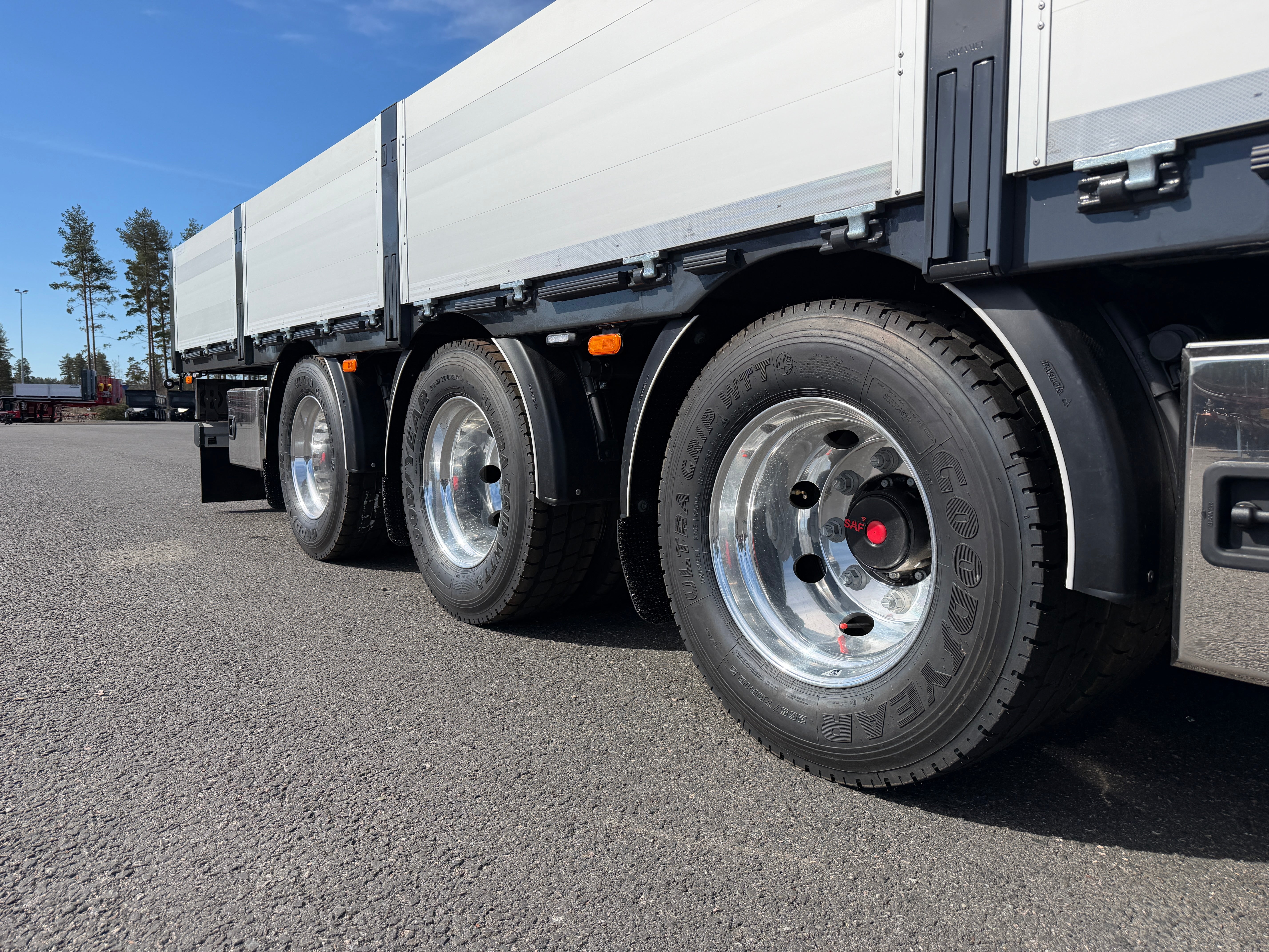 3 axlad 24 tons axlad flakkärra