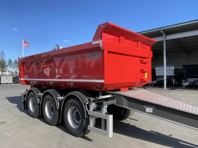 Dumperkärra på gårdsplan.