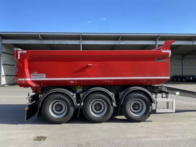 Dumperkärra i färgen röd.