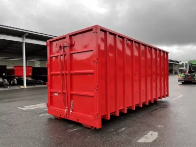 Röd allround container under mörka moln.