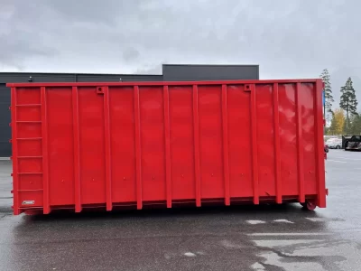 Röd container för allroundbruk på backen.