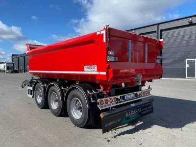 Dumperkärra i färgen röd sedd bakifrån.