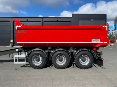 Dumperkärra i färgen röd sedd från sidan.