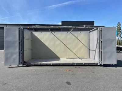 En grå stor container öppnad från sidan.