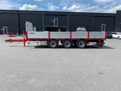 Flakkärra framför garage.