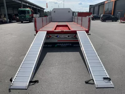 Flakvagn med ramp nedfälld.