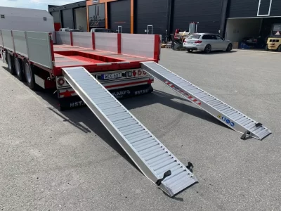Flakkärra med ramp nedfälld.