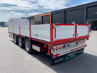 Flakkärra framför garage.