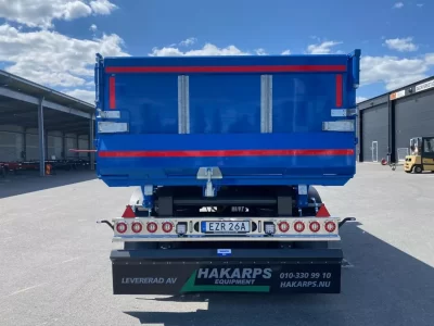 En blå dumperkärra sedd bakifrån.