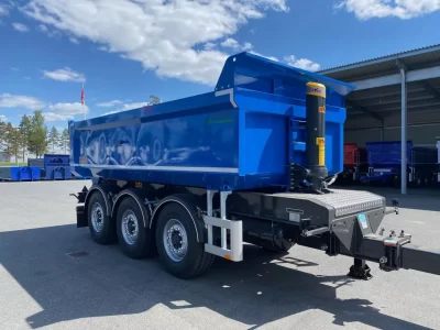 En blå dumperkärra sedd framifrån.