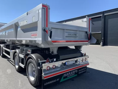 En tipper framför ett garage.