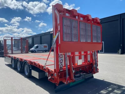 En röd maskintransport utomhus.