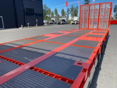 Röd maskintransport närbild