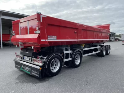 En röd dumper ståendes utomhus.