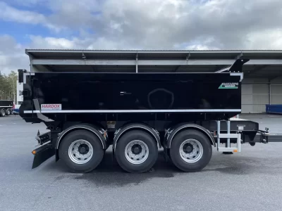 24 tons dumperkärra med dubbelmontage kort stång framför carport.