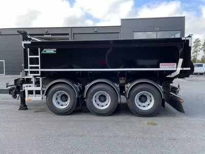 24 tons dumperkärra med dubbelmontage kort stång framför kontor.