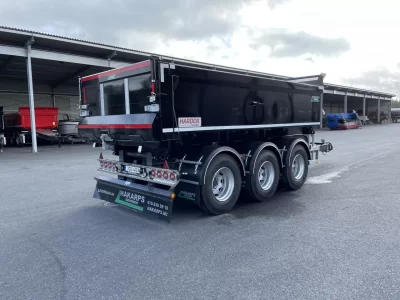 24 tons dumperkärra med dubbelmontage kort stång framför andra fordon.
