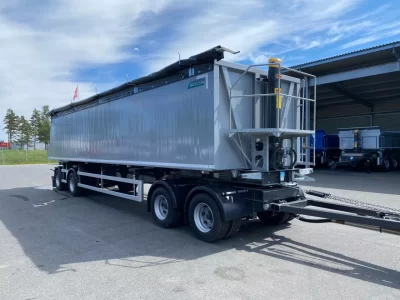 En grå vagn utomhus.