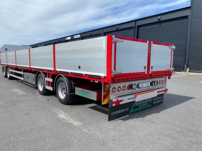 Lång röd flakvagn.