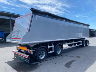 En grå aluminiumvagn.