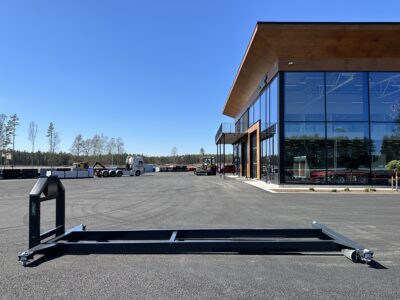 ISO ramar för transport framför byggnad.