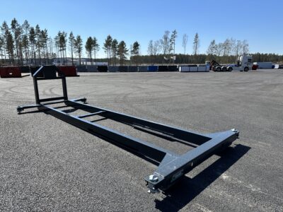 ISO ramar för transport framför träd och lastväxlarflak.