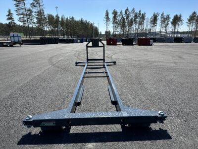 ISO ramar för transport framför lastväxlarflak.