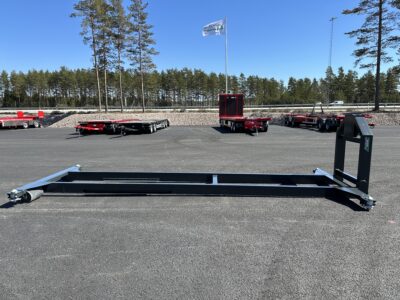 ISO ramar för transport står framför efterfordon.