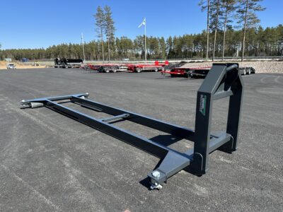 ISO ramar för transport står på asfalt.