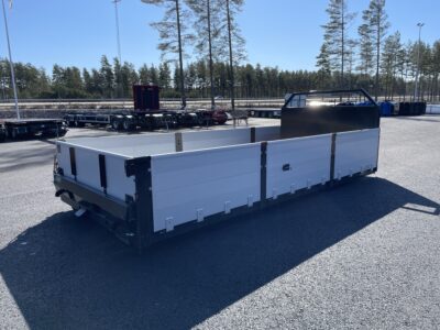 Lastväxlarflak med aluminiumlämmar grusförstärkt, sedd från sidan.