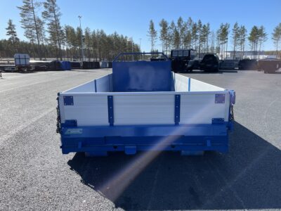 Lastväxlarflak med alulämmar grusförstärkt tridem bakifrån.