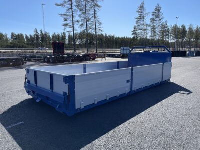 Lastväxlarflak med alulämmar grusförstärkt tridem snett från sidan med väg bakom.