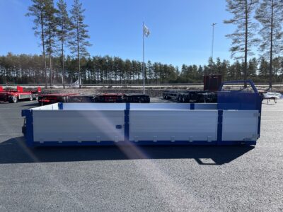 Lastväxlarflak med alulämmar grusförstärkt tridem sedd från sidan.