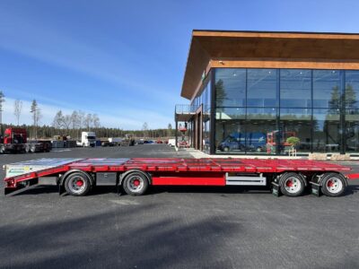 Röd kombivagn från sidan framför Hakarps.