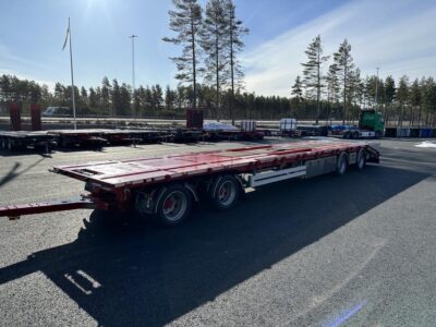 Kombivagn framför träd och väg.