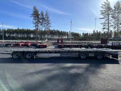 En kombivagn framför E4:an.