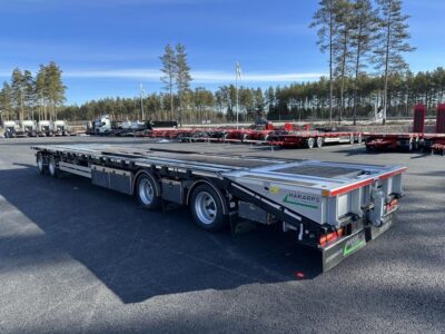 En kombivagn framför flera andra kombivagnar.