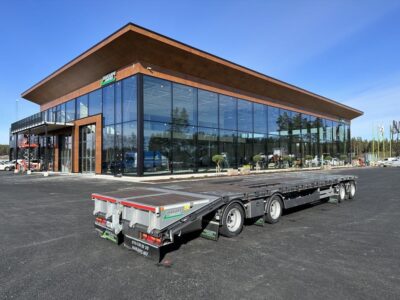 En kombivagn uppställd framför kontorsbyggnad.