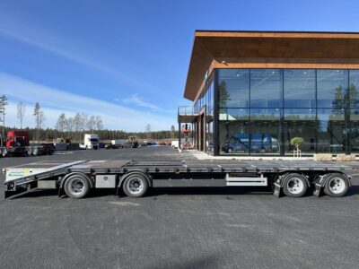 En kombivagn uppställd framför ett kontor.