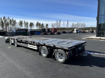 En kombivagn uppställd framför andra efterfordon.