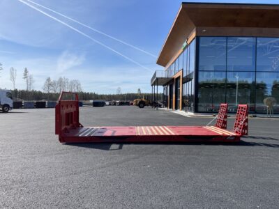 Rött maskinflak framför kontor.